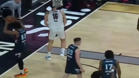 国足失误送分澳洲球迷狂欢，四后卫防线遭突破